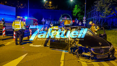 Erneut schwerer Unfall in Stuttgart: Mercedes fliegt förmlich durch die Luft und wird gegen Betonleitwände und ein Gerüst geschleudert – 3 Verletzte