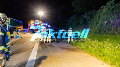 Bei Autobahn-Rennen mehrfach überschlagen: Zwei junge Männer liefern sich Rennen im Mercedes auf Autobahn - 20-Jähriger verliert Kontrolle und überschlägt sich mehrfach