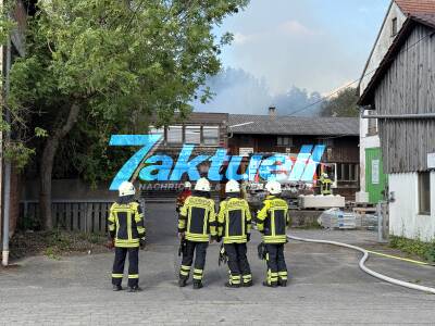 Brand eines Firmengebäude hinter Schreinerei - Feuerwehr kann übergreifen des Feuers auf die Schreinerei verhindern - 5 Wehrleute leicht verletzt