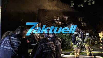 Mehrfamilienhaus brennt, nachdem zunächst Feuer auf Terasse und Wohnwagen gemeldet wurde - 600 000 Schaden