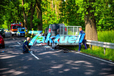 Schwerer Verkehrsunfall auf der B96: Zwei Verletzte bei Zusammenstoß