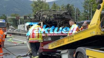 Brennender VW-Bus sorgt für Mega-Stau am Walserberg - Bundespolizisten greifen mit Feuerlöschern ein - Urlaubstraum endet im Rauch an Grenze
