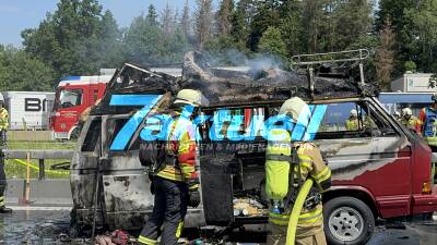 Brennender VW-Bus sorgt für Mega-Stau am Walserberg - Bundespolizisten greifen mit Feuerlöschern ein - Urlaubstraum endet im Rauch an Grenze