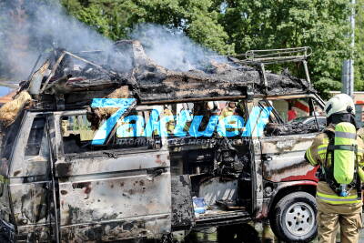 Brennender VW-Bus sorgt für Mega-Stau am Walserberg - Bundespolizisten greifen mit Feuerlöschern ein - Urlaubstraum endet im Rauch an Grenze