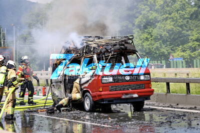 Brennender VW-Bus sorgt für Mega-Stau am Walserberg - Bundespolizisten greifen mit Feuerlöschern ein - Urlaubstraum endet im Rauch an Grenze
