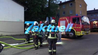 Großbrand:3 Gebäudeteile im Vollbrand - Pizzabäcker versorgt Einsatzkräfte mit 30 Pizzas - Gebäude teilweise einsturzgefährdet