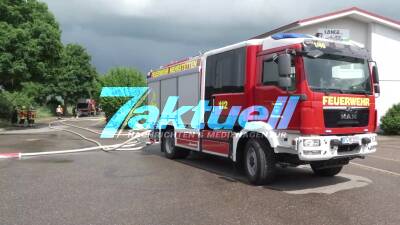 Mehrfacher Millionenschaden bei Brand in Firma in Mehrstetten - Schwarze Rauchwolken über Ort - Feuerwehr verhindert Übergreifen auf gesamte Firma