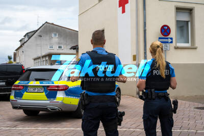 Weiterstadt: 19 Jähriger vergewaltigt Frau in Hotel und droht mit Schusswaffe - heute stürmt Spezialeinheit der Polizei seine Wohnung - SEK (on tape!) + OTon!