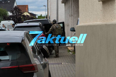 Weiterstadt: 19 Jähriger vergewaltigt Frau in Hotel und droht mit Schusswaffe - heute stürmt Spezialeinheit der Polizei seine Wohnung - SEK (on tape!) + OTon!