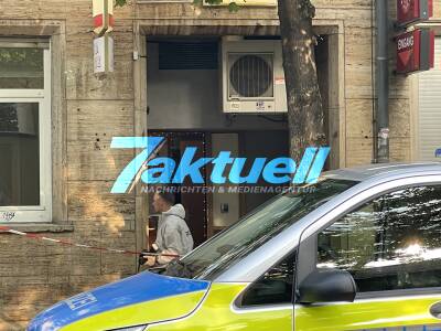 Angreifer von Polizei im HInterhof getötet - Polizeischüsse nach Bluttat im Stuttgarter Osten - Spurensicherung im Einsatz, Anwohnerin im OTon, die den Schuss gehört hat