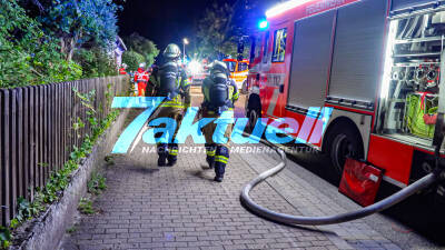 Einsatzreiche Nacht für die Feuerwehr Stuttgart - Brand in Produktionshalle und Dachstuhlbrand