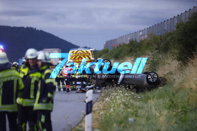 2 schwere Aquaplaning Unfälle auf A8: Autos überschlagen sich - mehrere Verletzte nach Starkregen