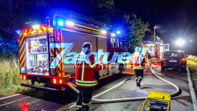Beifahrer stirbt bei Horrorcrash: E-Hyundai schleudert 150m über Feld, überschlägt sich: Beifahrer tot - Aufwendige Löscharbeiten - Ersthelfer verletzt, Feuerwehr stundenlang im Einsatz