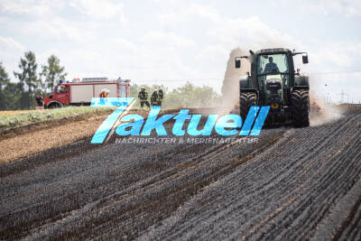 Fast 1 Hektar Feldfläche brennen: Landwirt unterstützt Feuerwehr bei Löscharbeiten