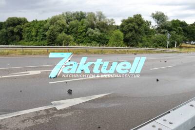 Mysteriöser Crash: Zweirad nach Unfall völlig zerfetzt - Fahrer steigt ab und flüchtet mit weiterem Motorrad - Unfallstelle über 100 Meter lang - PKW beteiligt - Fahrzeuge stark beschädigt