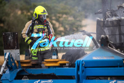 Traktor gerät auf Feld in Brand – rund 150.000 Euro Schaden - Brand greift auf angrenzendes Getreidefeld über