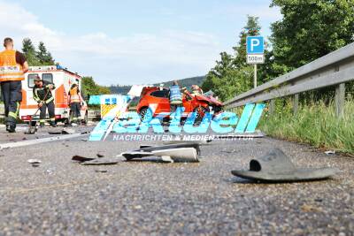 22-Jähriger kommt auf die Gegenfahrbahn und kracht frontal in LKW – Person in PKW eingeklemmt - Rettungshubschrauber im Einsatz, Vollsperrung der B29 in beide Richtungen