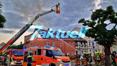 Fast 50 Einsatzkräfte Löschen stundenlang bis spät in die Nacht ein Dachstuhlbrand in einem Mehrfamilienhaus in der Neuruppiner Altstadt - Wohnhaus nicht mehr Bewohnbar