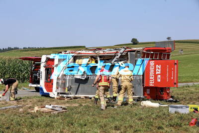 Feuerwehrauto verunglückt auf Einsatzfahrt, mehrfach überschlagen, 9 zum Teil schwerst verletzte Feuerwehrleute