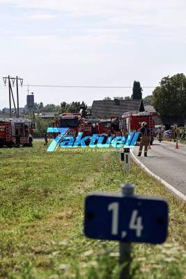 Feuerwehrauto verunglückt auf Einsatzfahrt, mehrfach überschlagen, 9 zum Teil schwerst verletzte Feuerwehrleute