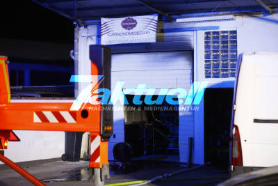 Großeinsatz beim Brand einer Lagerhalle eines Lebensmittelhandels in Walldorf - Mehrere Feuerwehren im Einsatz