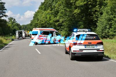2 Tote, 1 schwerst Verletzte: Hochmotorisierter SUV verliert Kontrolle und rast in Gegenverkehr - Reanimation einer Verletzten im Rettungswagen