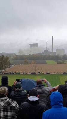 Sprengung der Kühltürme des ehemaligen Kernkraftwe...