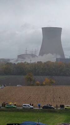 Sprengung der Kühltürme des ehemaligen Kernkraftwe...