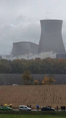 Sprengung der Kühltürme des ehemaligen Kernkraftwe...