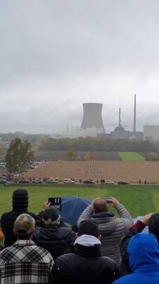 Sprengung der Kühltürme des ehemaligen Kernkraftwe...