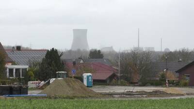 Sprengung der Kühltürme des ehemaligen Kernkraftwe...