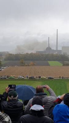 Sprengung der Kühltürme des ehemaligen Kernkraftwe...