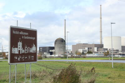 Sprengung der Kühltürme des ehemaligen Kernkraftwe...