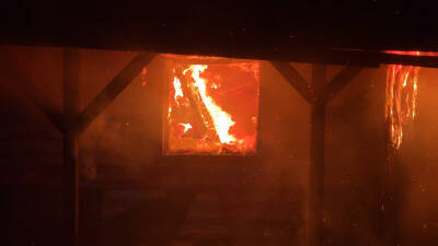 Sturmtief „Joshua“ facht Feuer an – Gebäude in Vol...