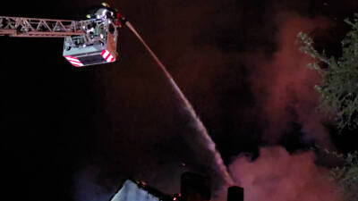 Sturmtief „Joshua“ facht Feuer an – Gebäude in Vol...