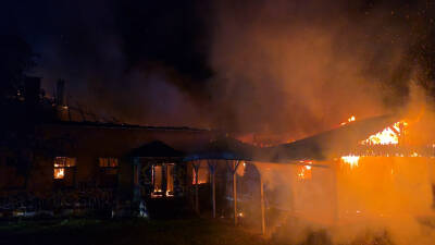 Sturmtief „Joshua“ facht Feuer an – Gebäude in Vol...