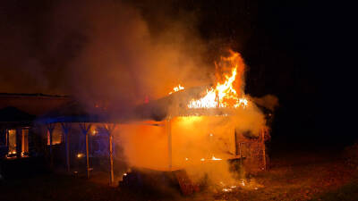 Sturmtief „Joshua“ facht Feuer an – Gebäude in Vol...