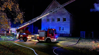 Sturmtief „Joshua“ facht Feuer an – Gebäude in Vol...