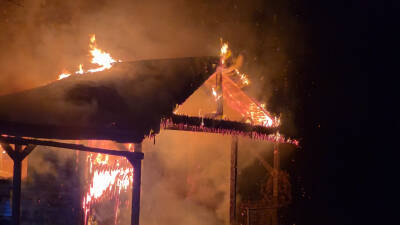 Sturmtief „Joshua“ facht Feuer an – Gebäude in Vol...