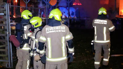 Sturmtief „Joshua“ facht Feuer an – Gebäude in Vol...