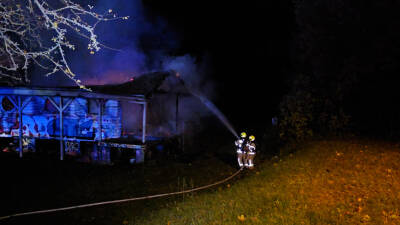 Sturmtief „Joshua“ facht Feuer an – Gebäude in Vol...