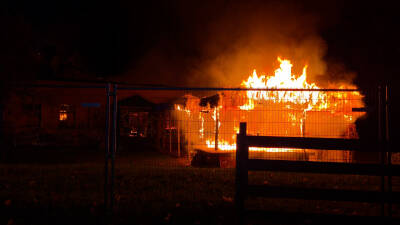 Sturmtief „Joshua“ facht Feuer an – Gebäude in Vol...