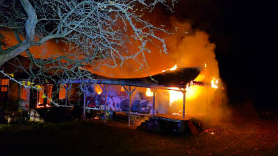 Sturmtief „Joshua“ facht Feuer an – Gebäude in Vol...