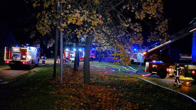 Sturmtief „Joshua“ facht Feuer an – Gebäude in Vol...