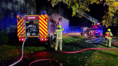 Sturmtief „Joshua“ facht Feuer an – Gebäude in Vol...