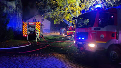 Sturmtief „Joshua“ facht Feuer an – Gebäude in Vol...